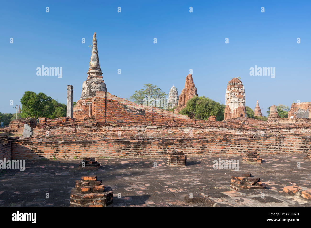 Angesichts der Chedis und prangs in der Ayutthaya-Geschichtspark Ayutthaya, Thailand Stockfoto
