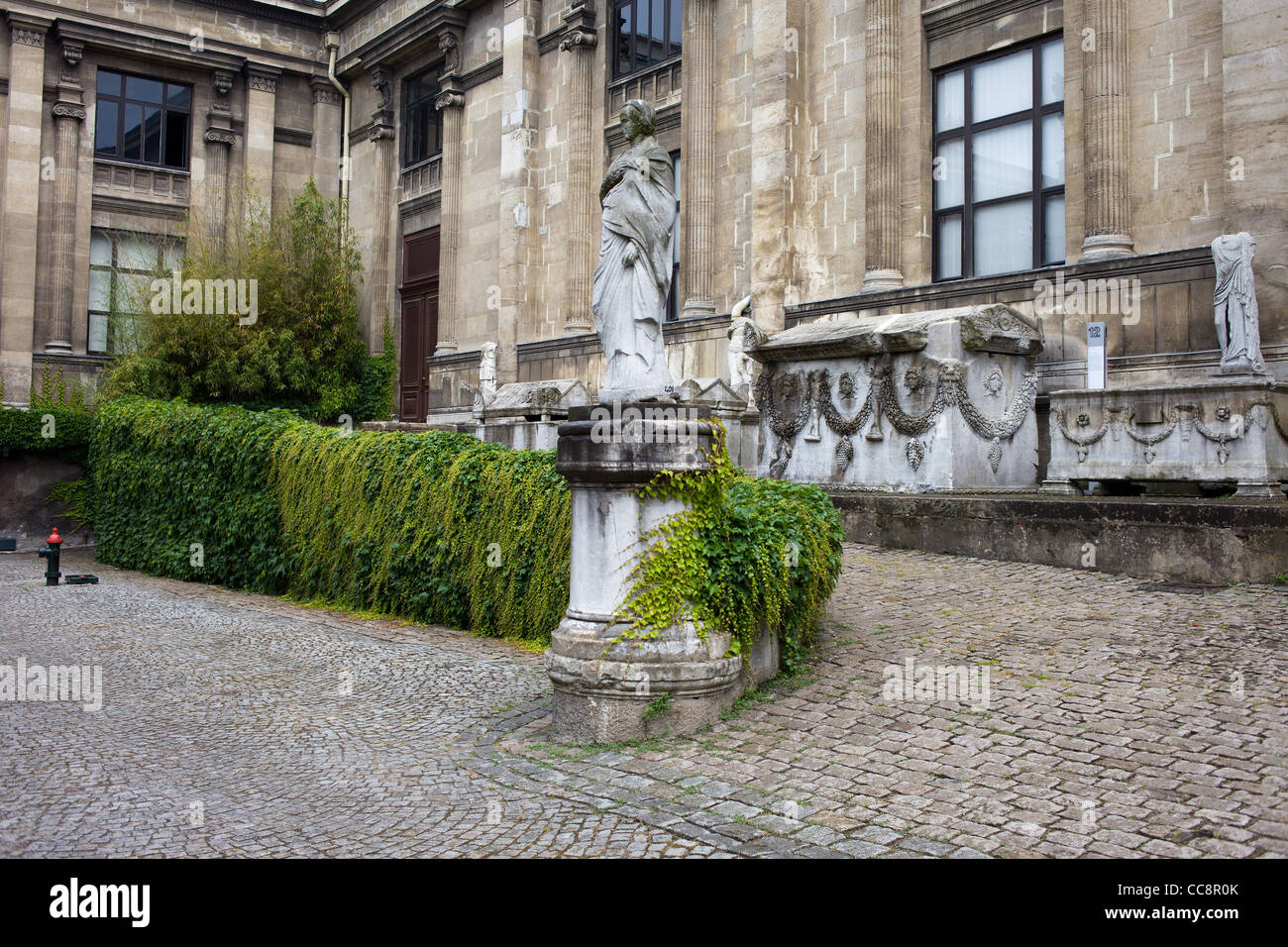 Statue und Sarkophagen vor dem Archäologie-Museum in Istanbul (Fotografie erlaubt) in Istanbul, Türkei Stockfoto