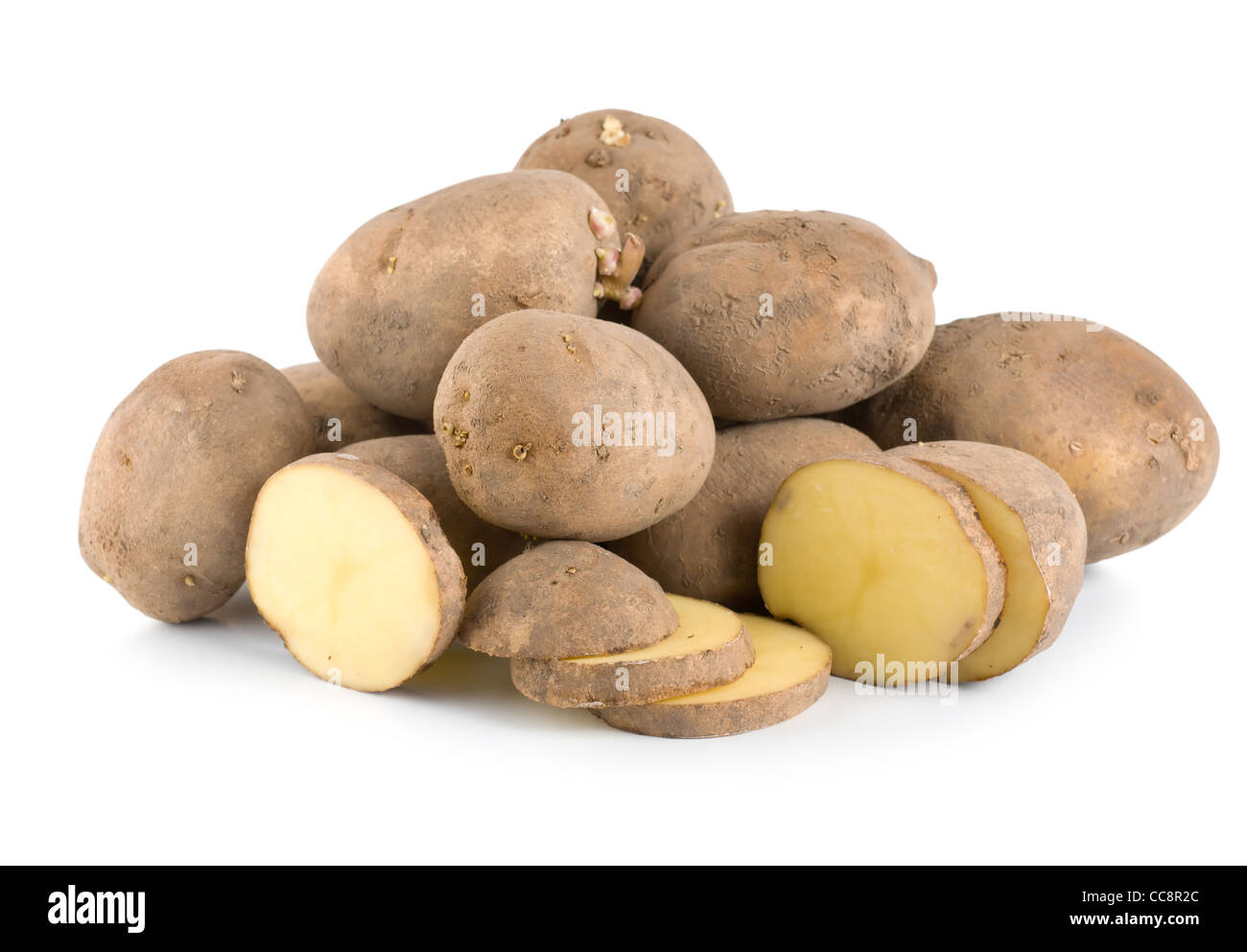 Haufen Kartoffeln isoliert auf weißem Hintergrund Stockfoto