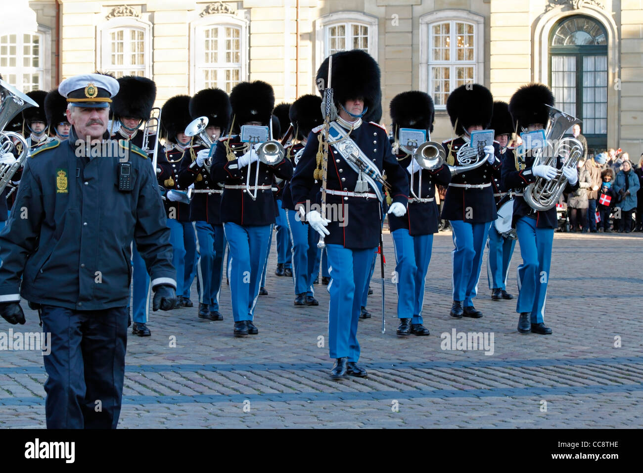 Die königliche Leibgarde marschieren und musizieren. Rahmen der laufenden Feierlichkeiten von Königin Margrethe II von Dänemark 40-jähriges Jubiläum Stockfoto
