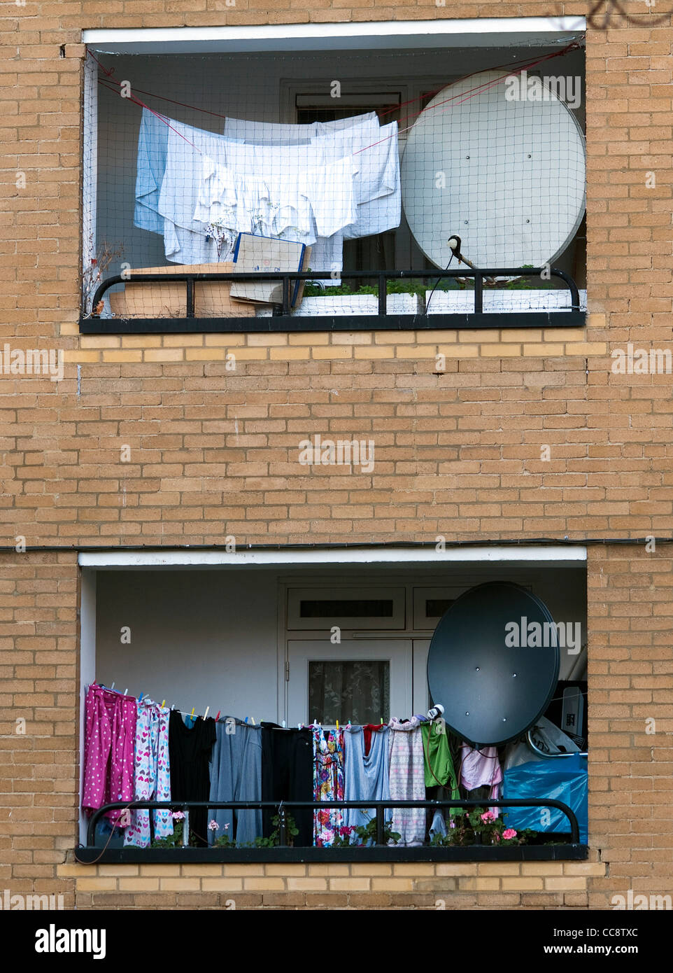 zwei Balkone in Gemeindewohnungen in London Stockfoto