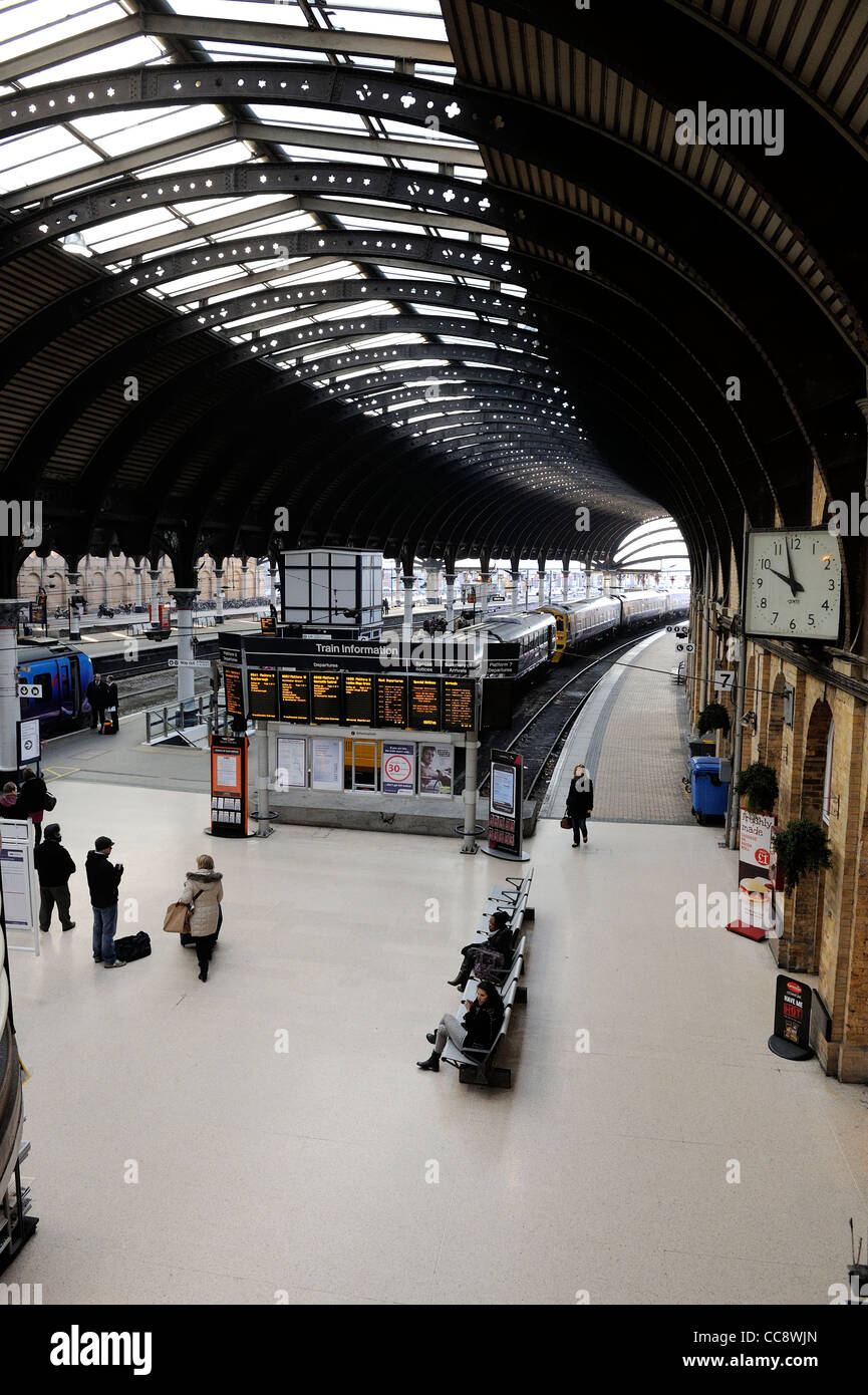 Passagieren York Railway Station England uk Stockfoto