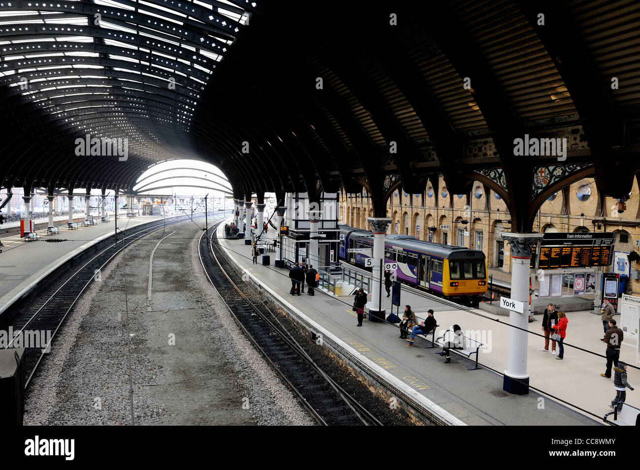 York-Bahnhof mit seinen gewölbten Dach England uk Stockfoto