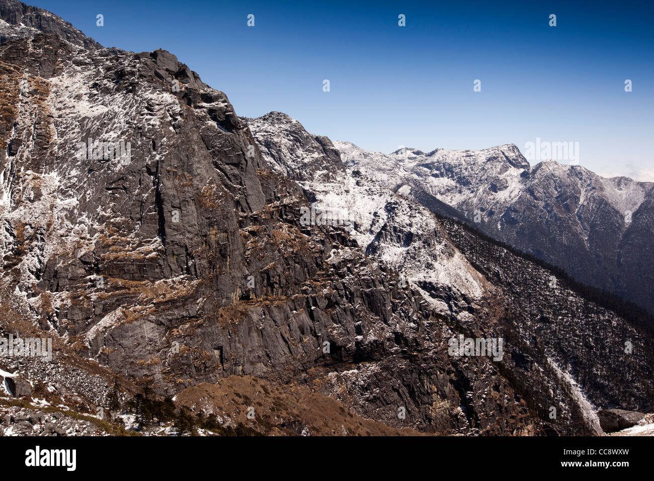 Indien, Arunachal Pradesh, schneebedeckte Berge rund um die Straße über den Pass von Sela Stockfoto