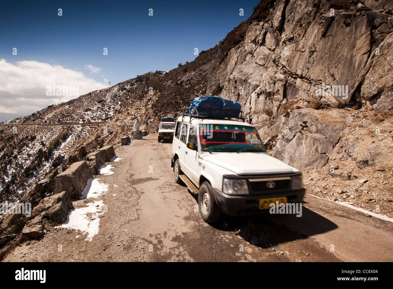 Indien, Arunachal Pradesh, Tata Sumo 4WD Anteil Taxis auf hoch gelegenen Straße, Sela Pass Stockfoto