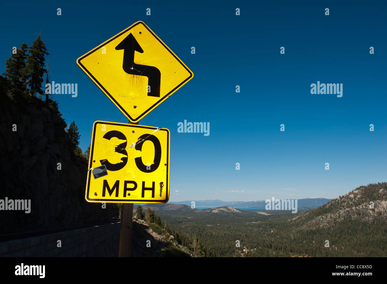 U.S. Highway 50 Abstieg vom Echo Gipfel in Richtung Lake Tahoe. Lake Tahoe betrachtet von uns Weg 50. Kalifornien, USA Stockfoto