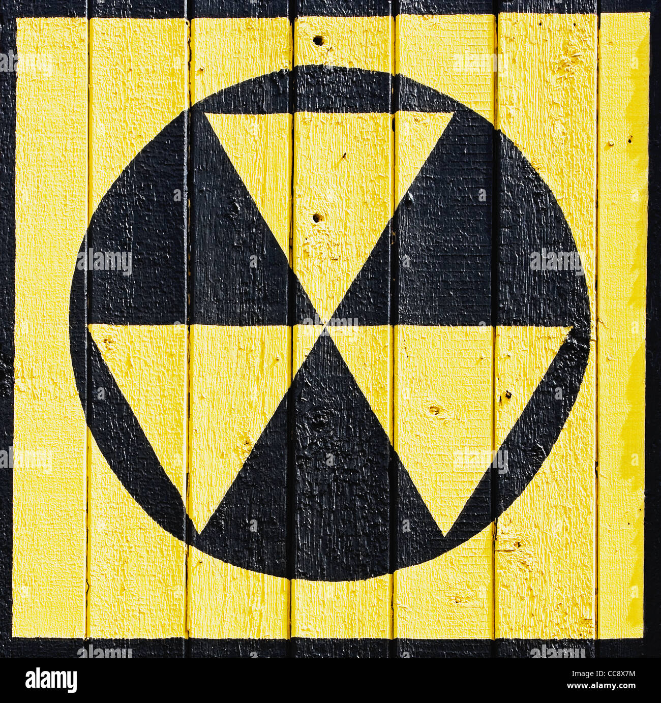 Strahlung-Symbol gemalt auf Holzwand Stockfoto