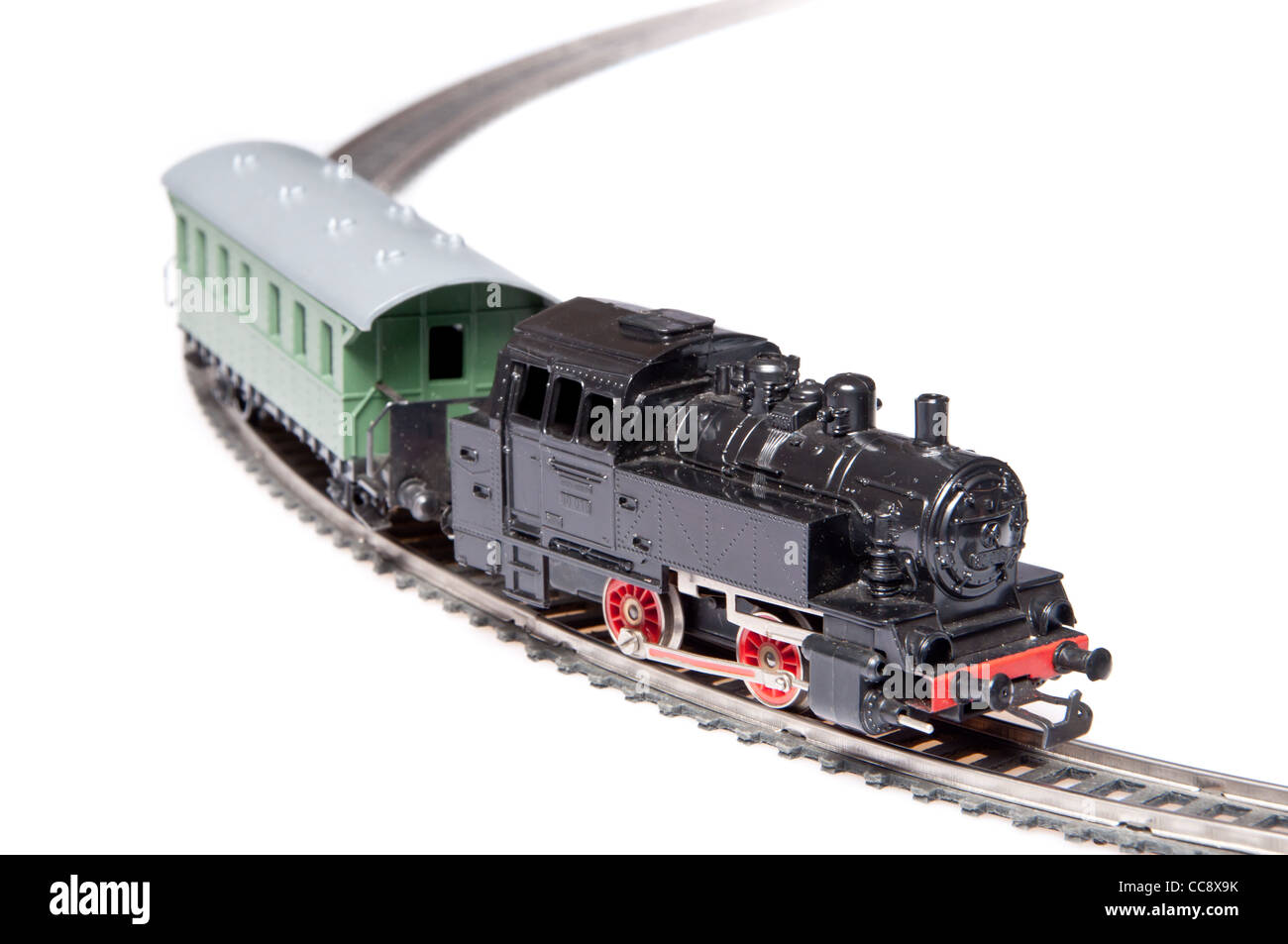 Spielzeug-Dampfzug ziehen einen Wagen isoliert auf weißem Hintergrund Stockfoto