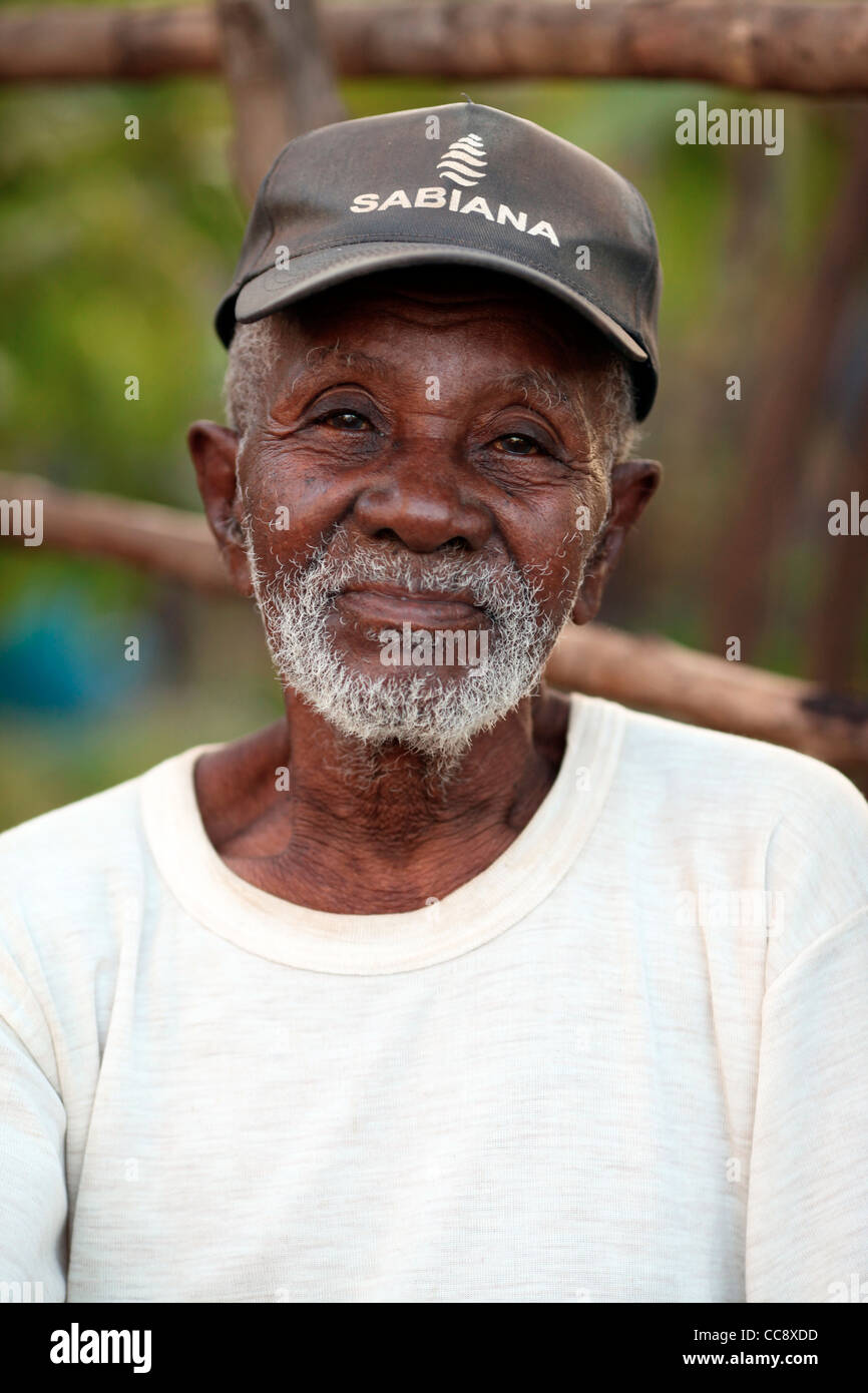 Ein Porträt von einem alten weißen bärtigen afrikanischen madagassischen Mann 50-65 Jahre in Madirokely, Nosy Be, Nossi-Bé, Madagaskar, Afrika Stockfoto