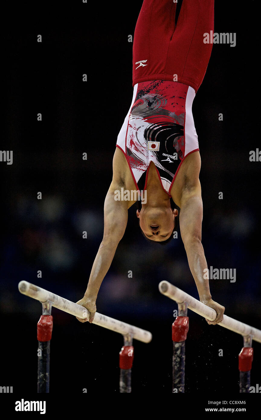 Roman KULESZA (POL), konkurriert in Barren, The London bereitet Visa International Gymnastics Stockfoto