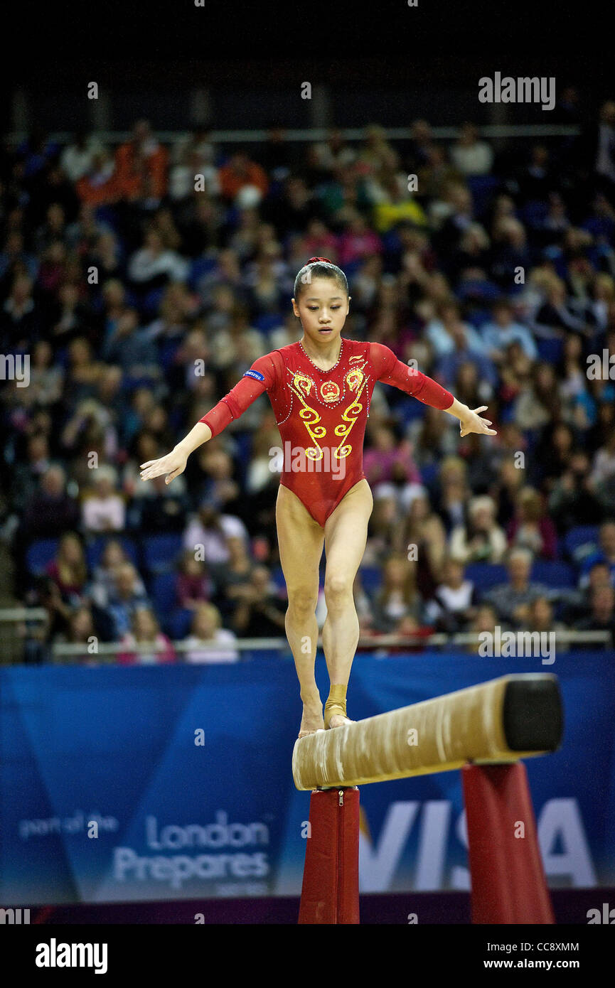 Lu SUI (CHN), konkurriert in den Strahlengang, The London bereitet Visa International Gymnastics Stockfoto