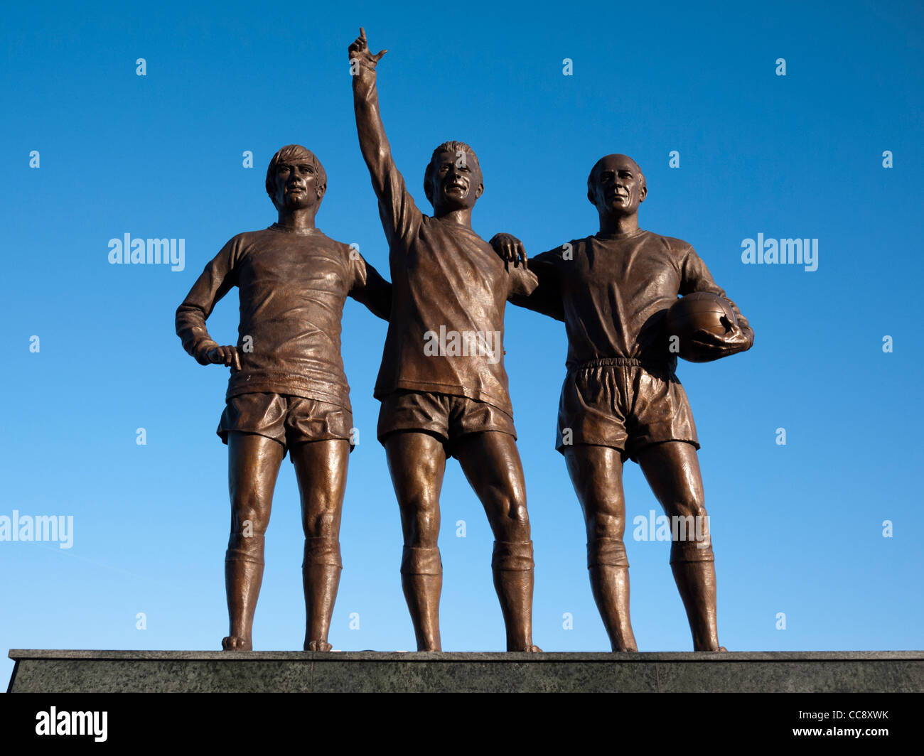Statuen von Sir Bobby Charlton, George Best und Denis Law Statue im Old Trafford, Manchester United Fußballplatz Stockfoto