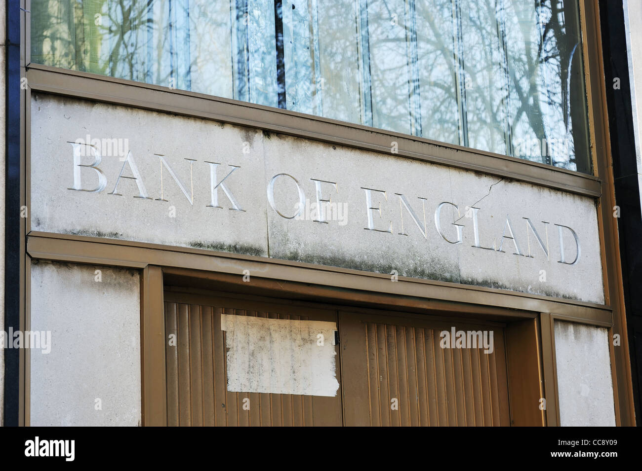 Bank of England Schild über der Tür in Bristol, das Gebäude ist jetzt geschlossen. Stockfoto