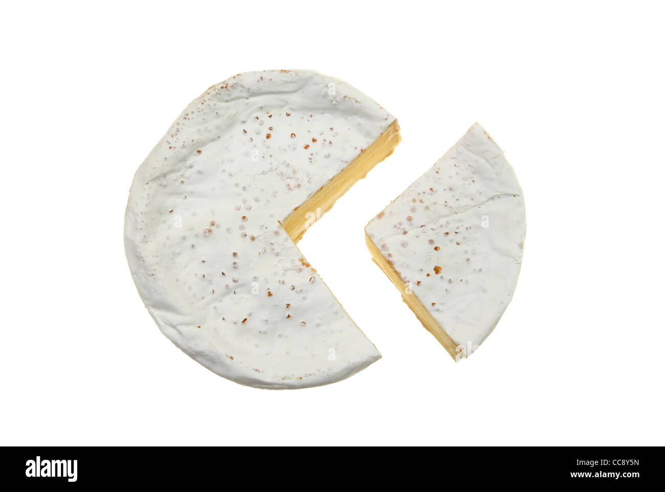Camembert Käse runden mit einem Segment schneiden Sie von oben betrachtet könnte als Kreisdiagramm verwendet werden Stockfoto