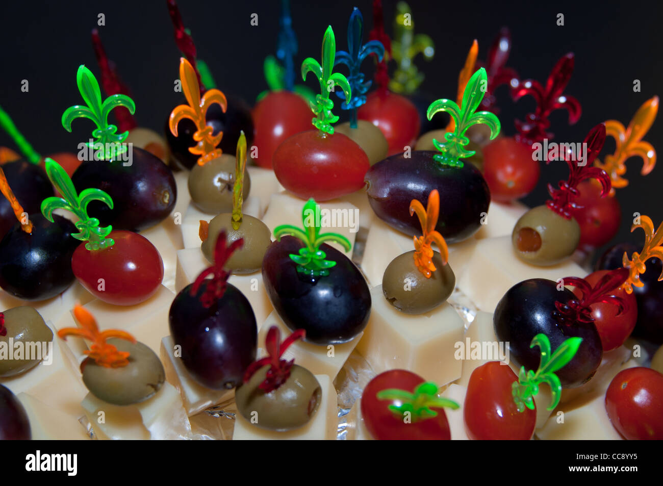Igel aus Stöcken mit leckerem Essen - Käse, Oliven, Tomaten, Weintrauben  hergestellt Stockfotografie - Alamy