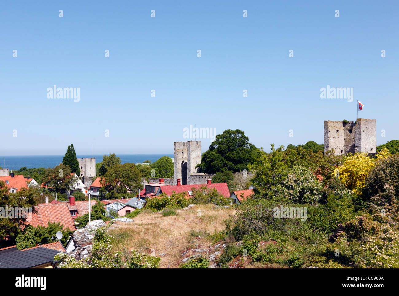 Den nördlichen Teil der mittelalterlichen Stadtmauer, die Stadtmauer, um Hansestadt Visby auf der schwedischen Insel Gotland. Ein UNESCO Weltkulturerbe.. Stockfoto