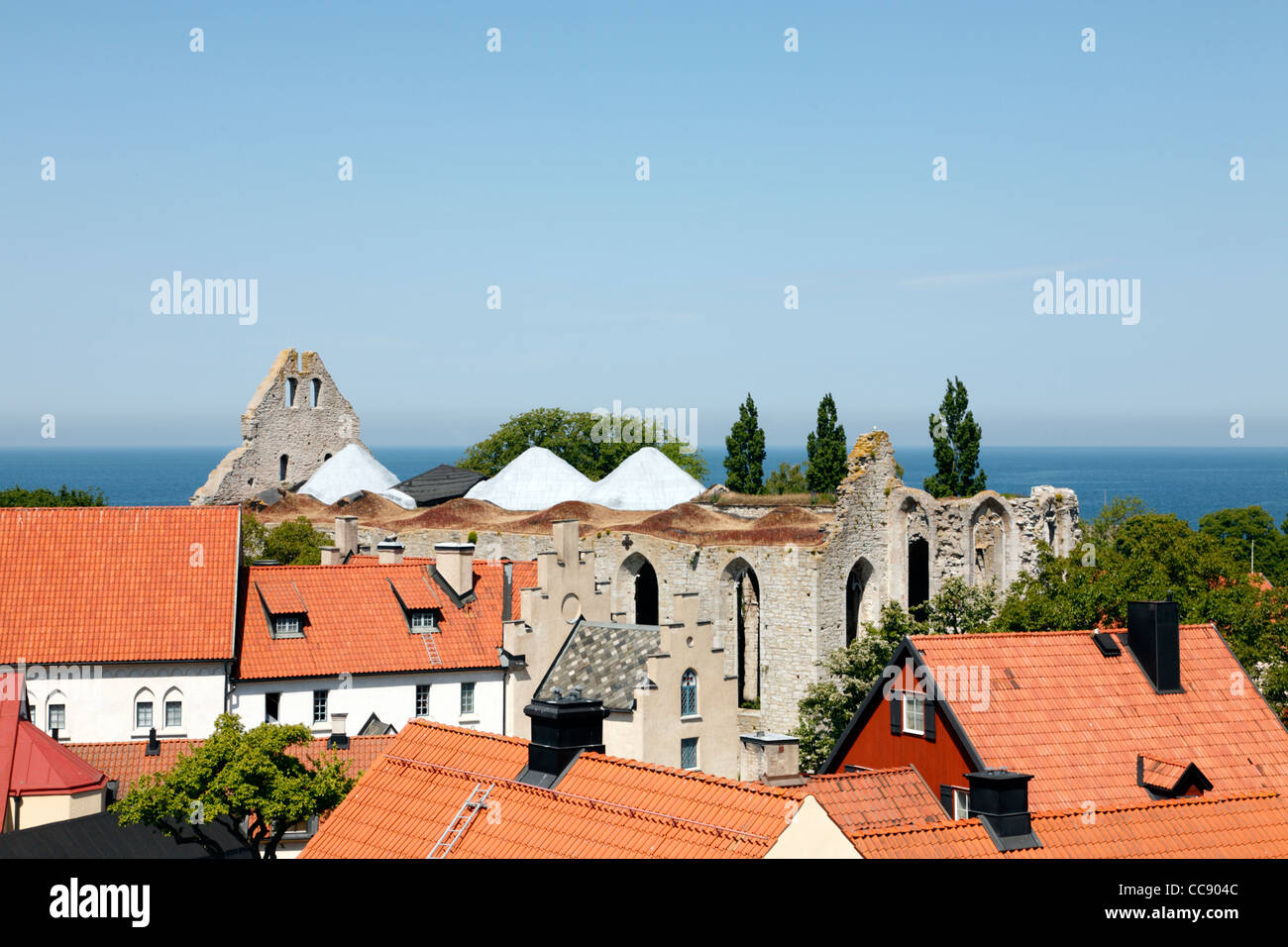 Die Ruinen der St. Nikolaus Kirche in der mittelalterlichen Stadt Visby auf der schwedischen Insel Gotland UNESCO-Weltkulturerbe. Blick auf die Ostsee an einem Sommertag. Stockfoto