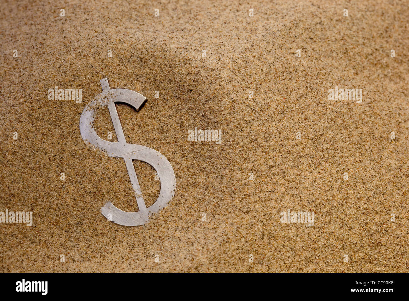 Metall-Buchdruck-Dollar Typ begraben im Wüstensand - Finanzkrise-Konzept Stockfoto