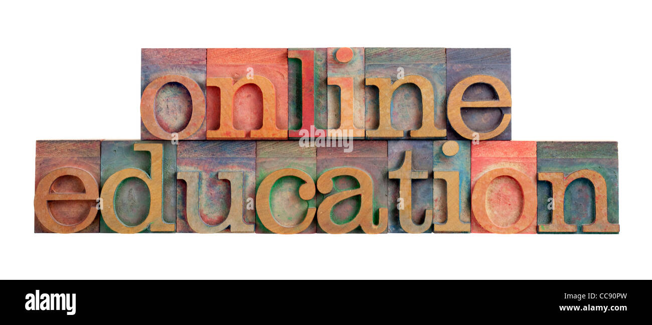 Online-Bildung Schlagzeile in Vintage Holz Buchdruck Art Blöcke, befleckt von Farbtinte, isoliert auf weiss Stockfoto