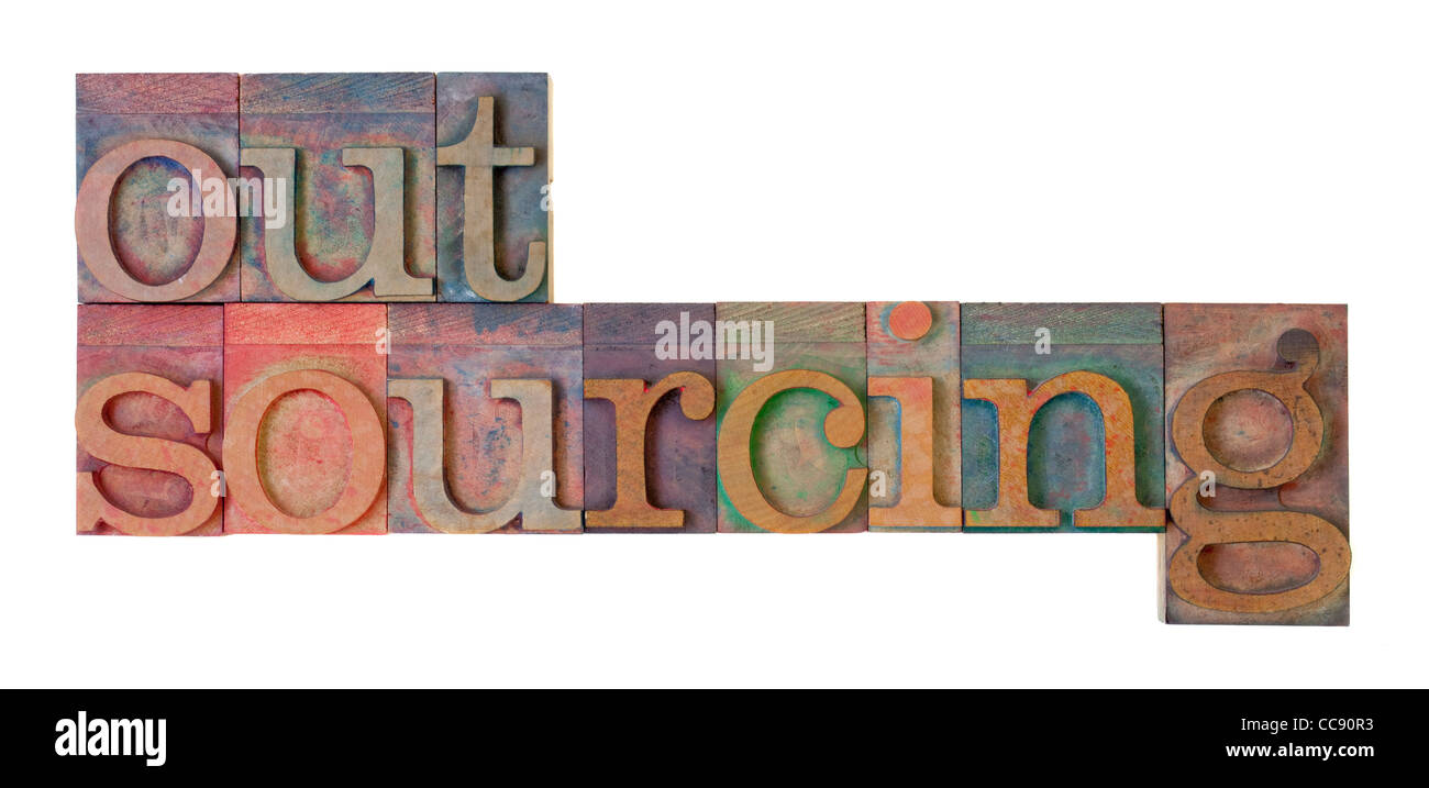 Outsourcing-Wort in Vintage Holz Buchdruck Art Blöcke, durch farbige Tinte, isoliert auf weiss gebeizt Stockfoto