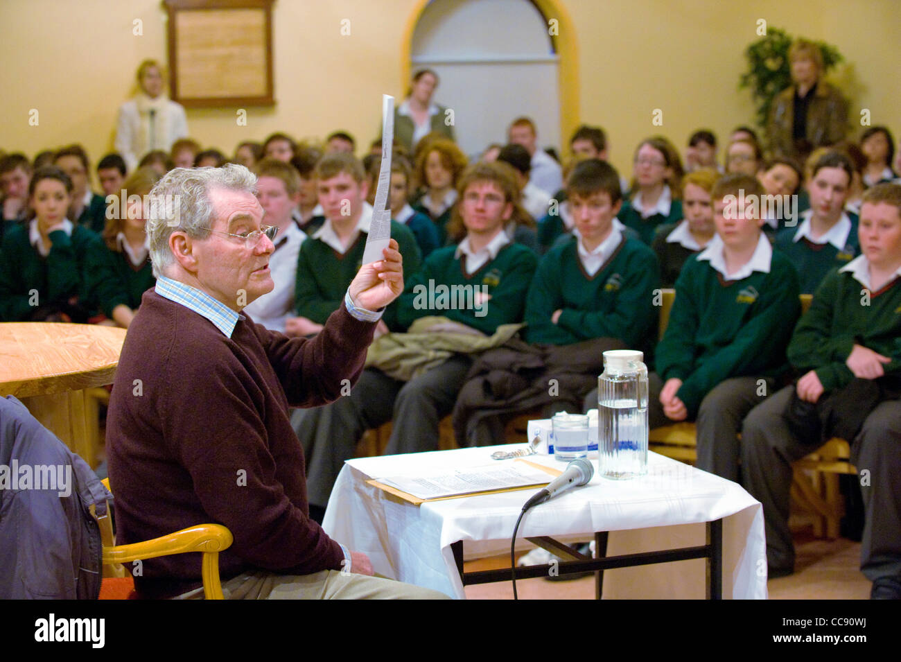 Tomi Reichental, ein Überlebender des Holocaust im Gespräch mit Studenten in Gorey Community School, Co. Wexford, Irland Stockfoto