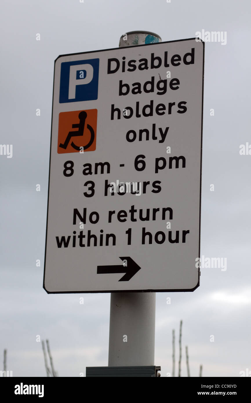 Behinderten Parkplatz Schild Stockfoto
