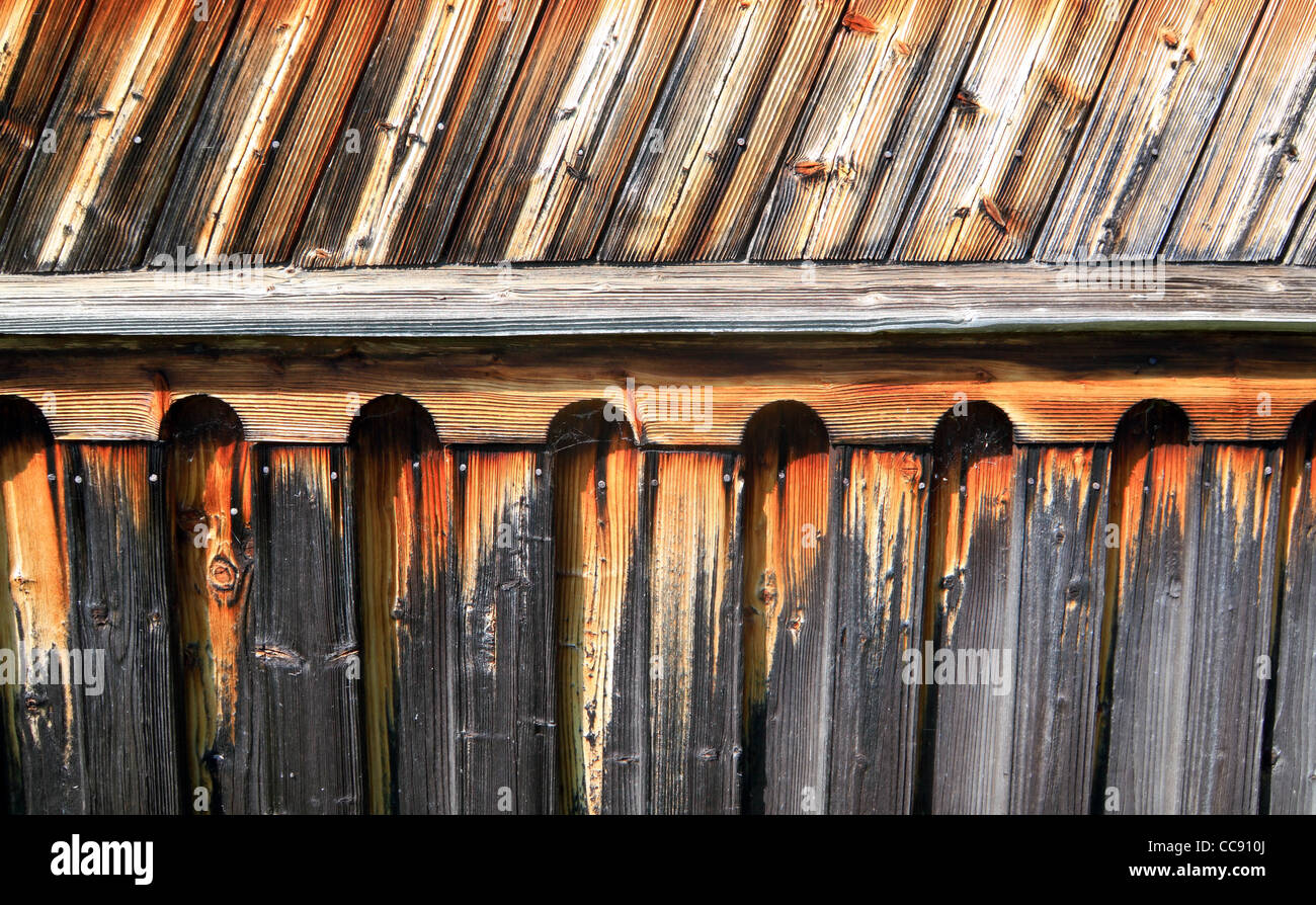 Holzwand im Landhaus Stockfoto