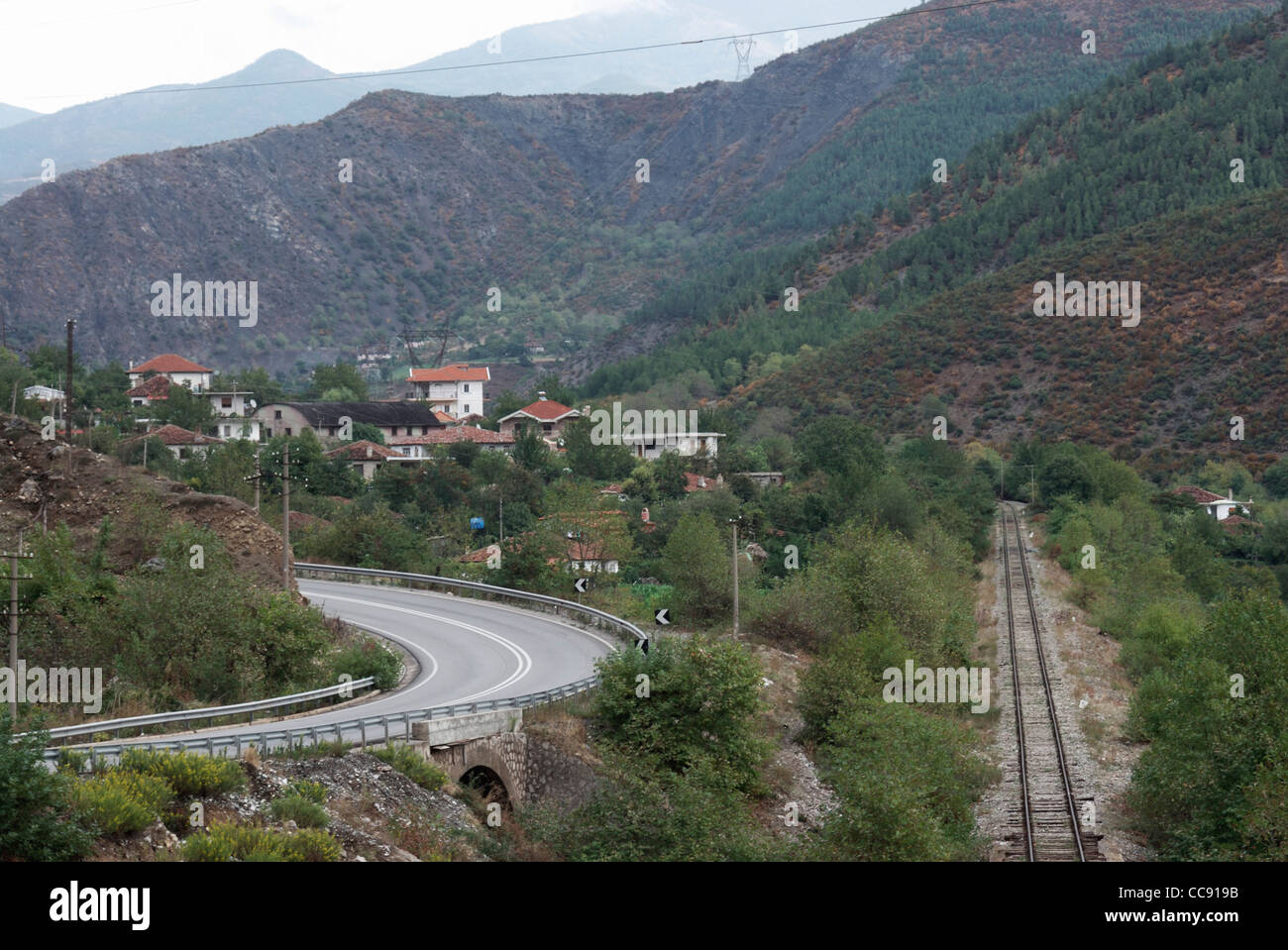 Albanische Landschaft, Eisenbahn und Straße. Stockfoto