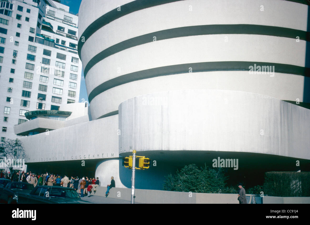 Besucher warten in der Schlange, dem Guggenheim Museum New York New York USA einzugeben Stockfoto