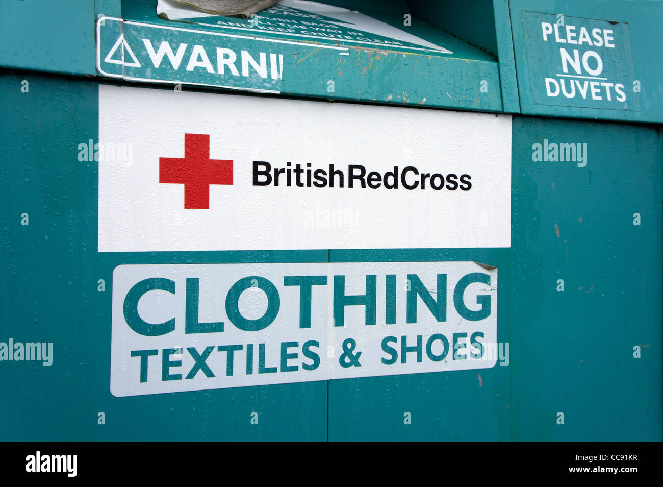 Ein rotes Kreuz Charity Kleidung Bank, Großbritannien Stockfoto