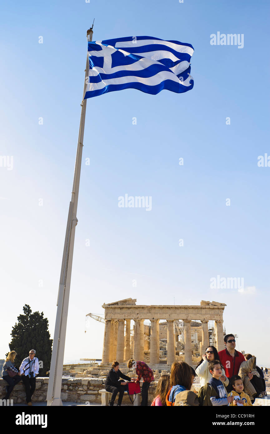 Flagge von Griechenland vor dem Parthenon-Tempel auf der Athener Akropolis, Athen, Griechisch, Europa Stockfoto