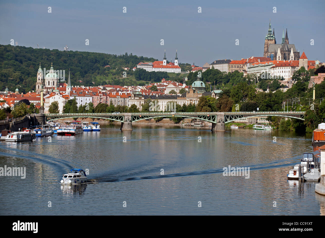 Panorama von Prag mit Moldau Stockfoto