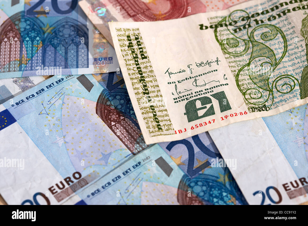 vor Euro ein irisches Pfund punt Landeswährung auf Haufen von Euro Stockfoto