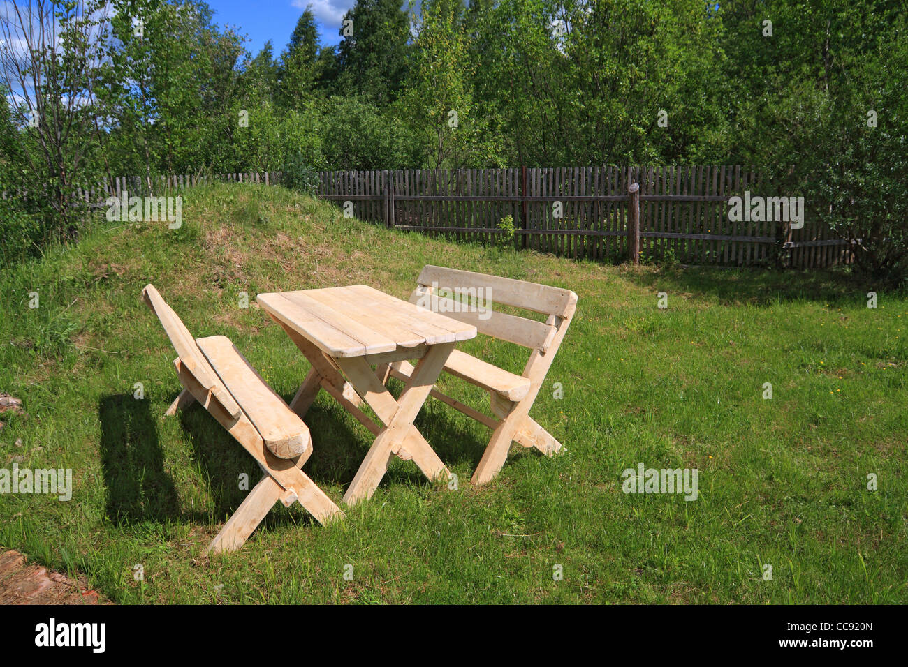 Holzmöbel im Sommerpark Stockfoto