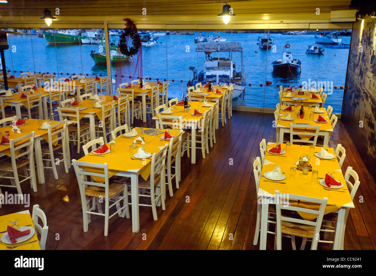 Leeren Restaurant am Angeln Hafen Mikrolimano, Piräus, Griechenland, Europa Stockfoto