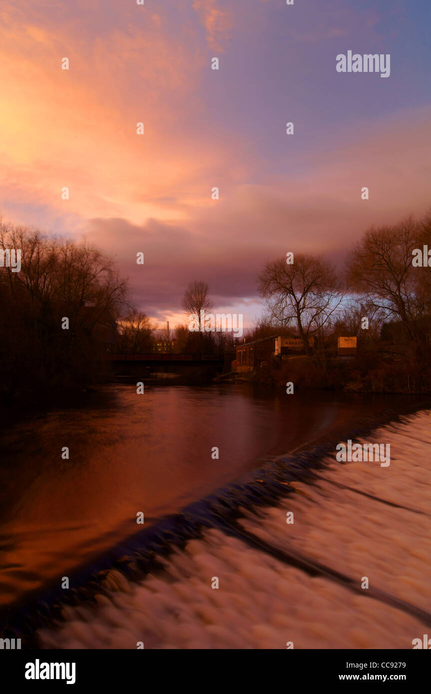 UK, South Yorkshire, Sheffield, Sonnenaufgang über dem Fluss Don beim heiraten Wehr Stockfoto