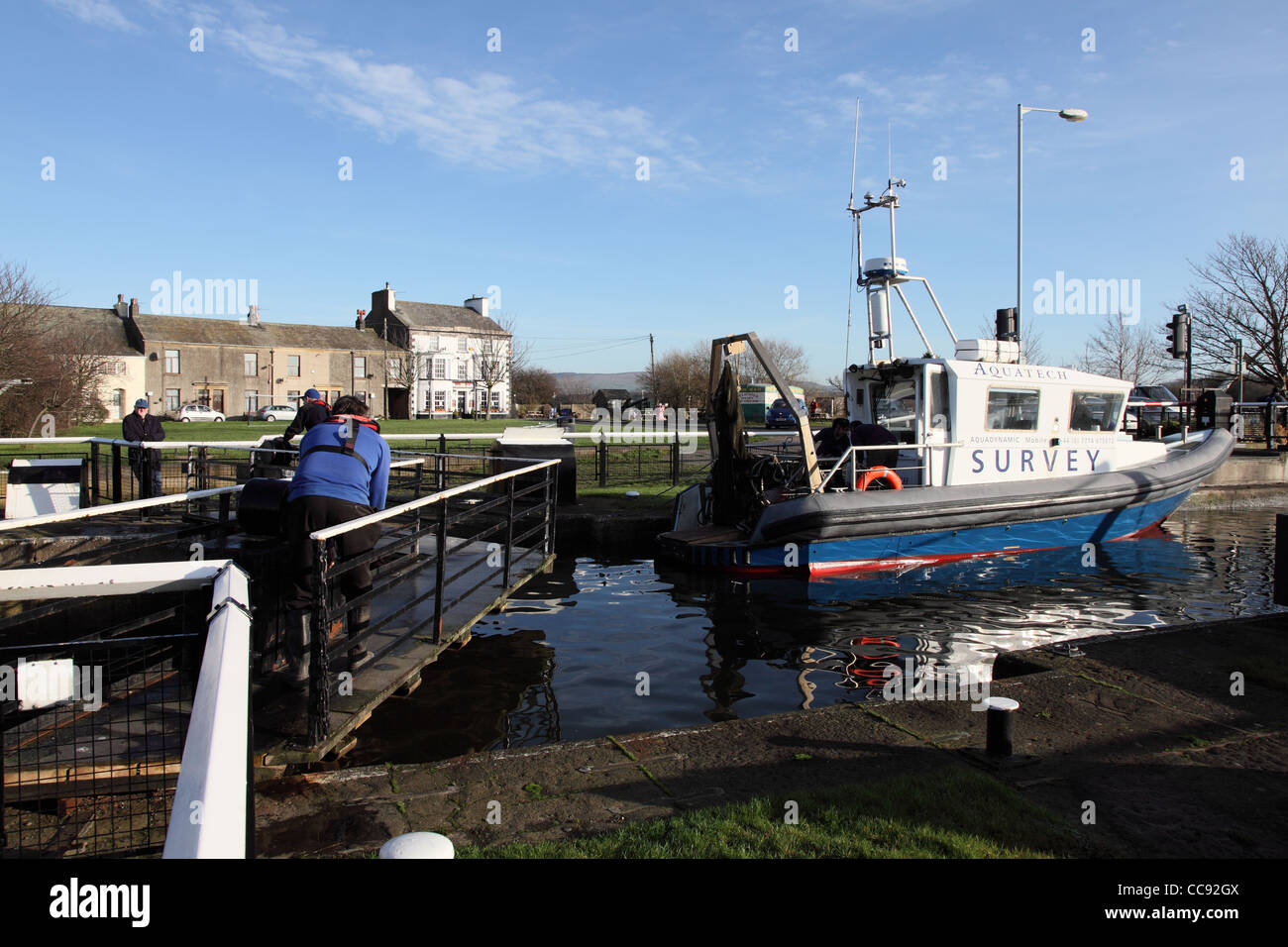 Schleusenwärter öffnen die Schleusen für Aquatec Marine Vermessungsschiff Glasson Dock-Nord-West England UK Stockfoto