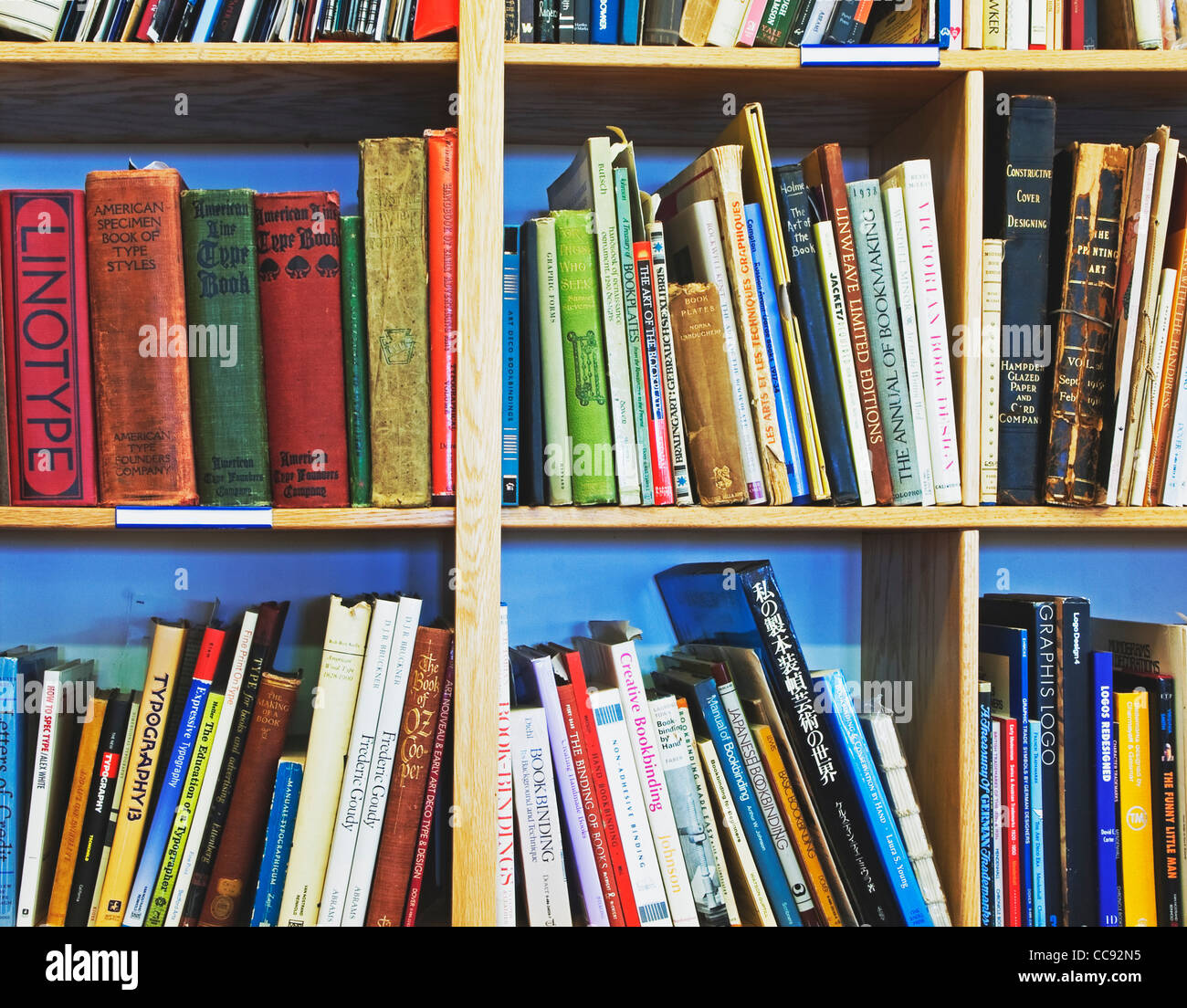 Bücher über Bücherregale Stockfoto