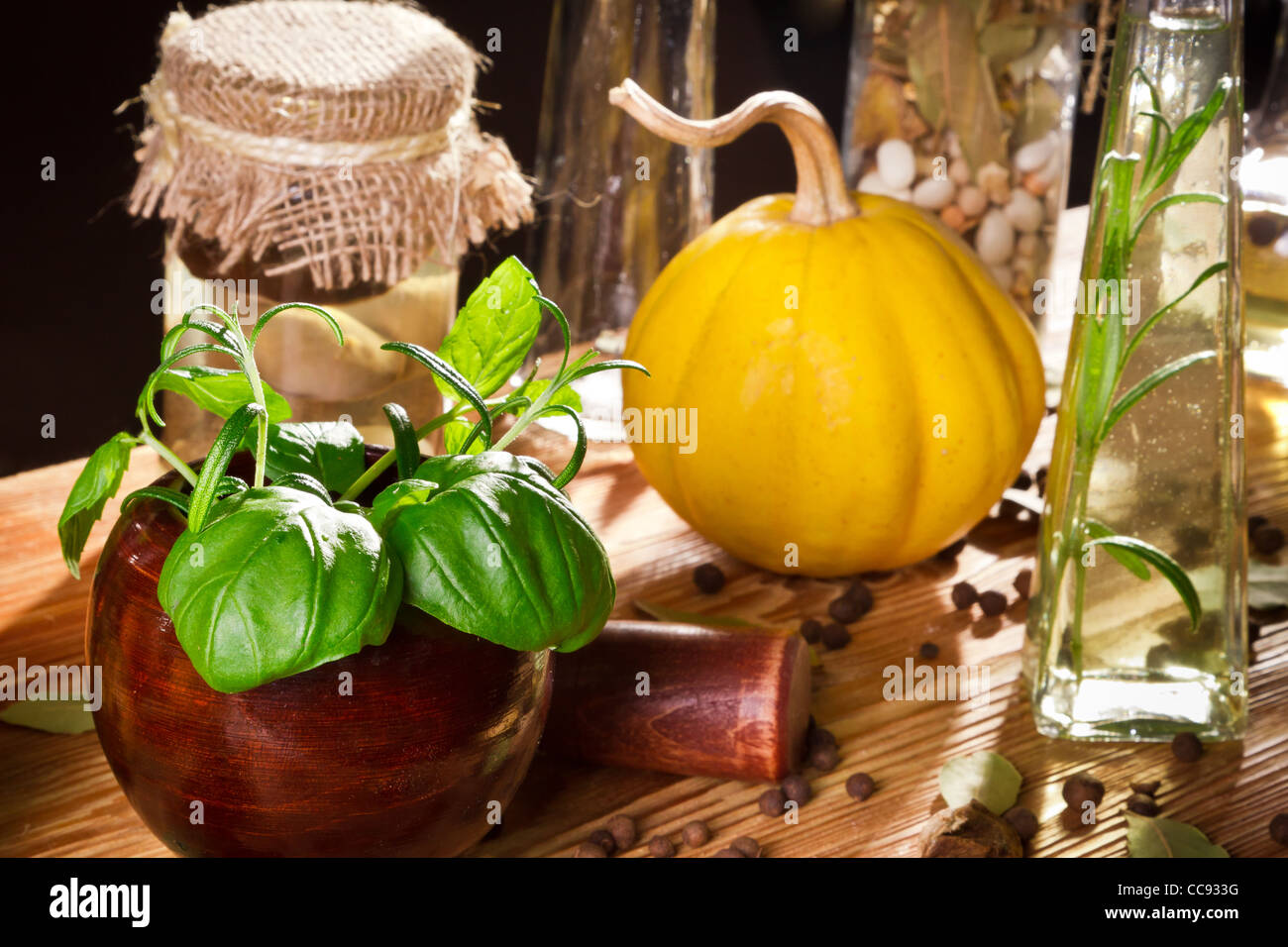 Gemüse, Kräutern und frischen Gewürzen auf Holzregal Stockfoto