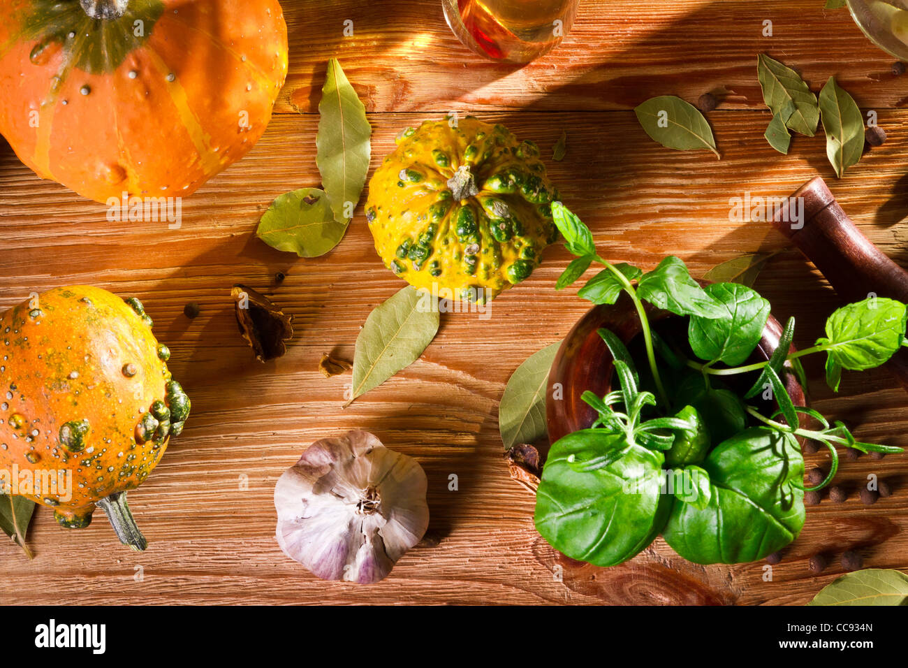 Closeup frischen Gewürzen und Gemüse auf Holzregal Stockfoto