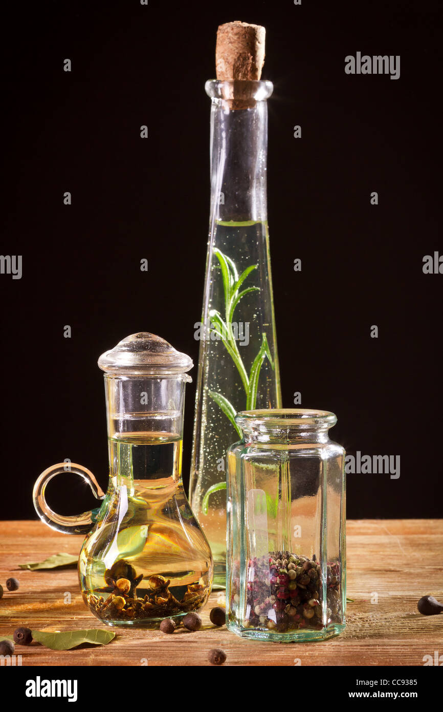Flasche mit Pflanzenöl im Holzregal Stockfoto