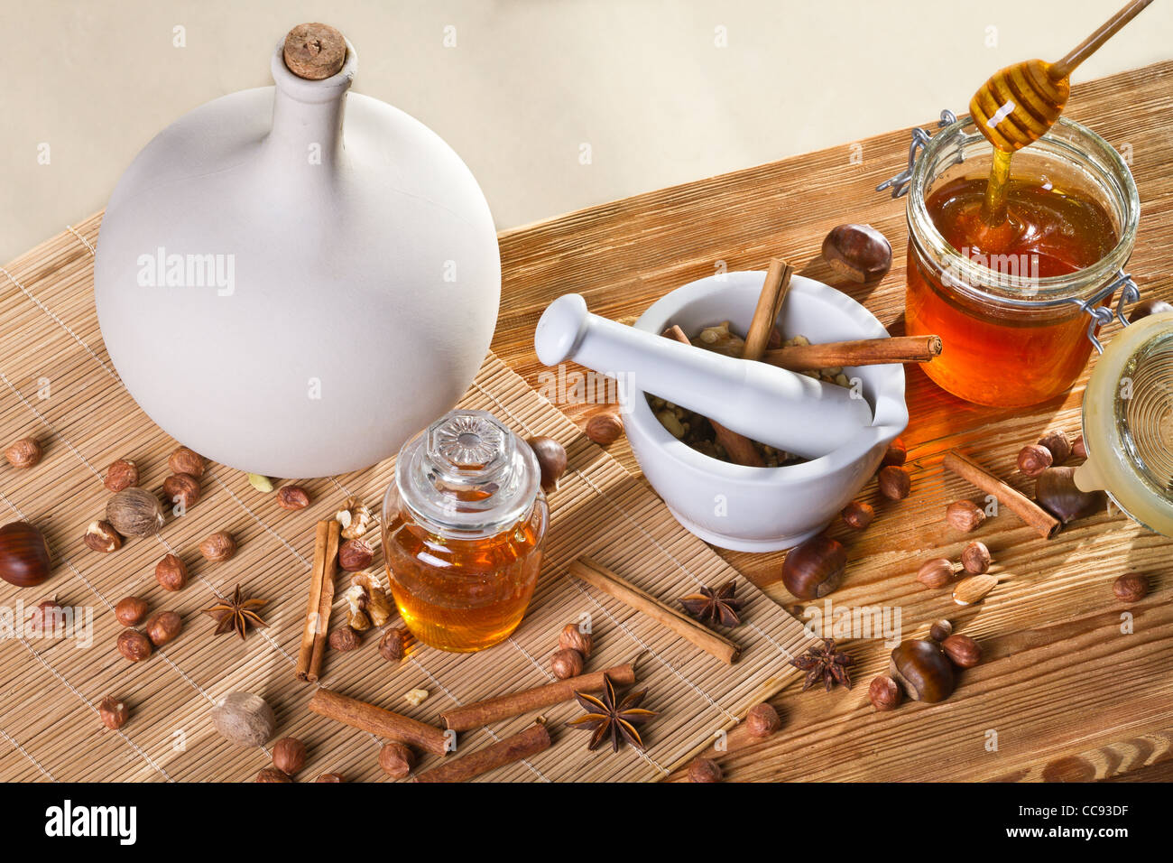 Honig und alle Arten von Nüssen auf Holzregal Stockfoto