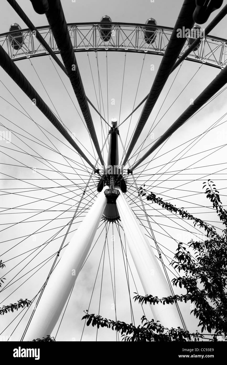 London Eye, London, UK-Riesenrad vertikale Schwarzweißfoto. Stockfoto