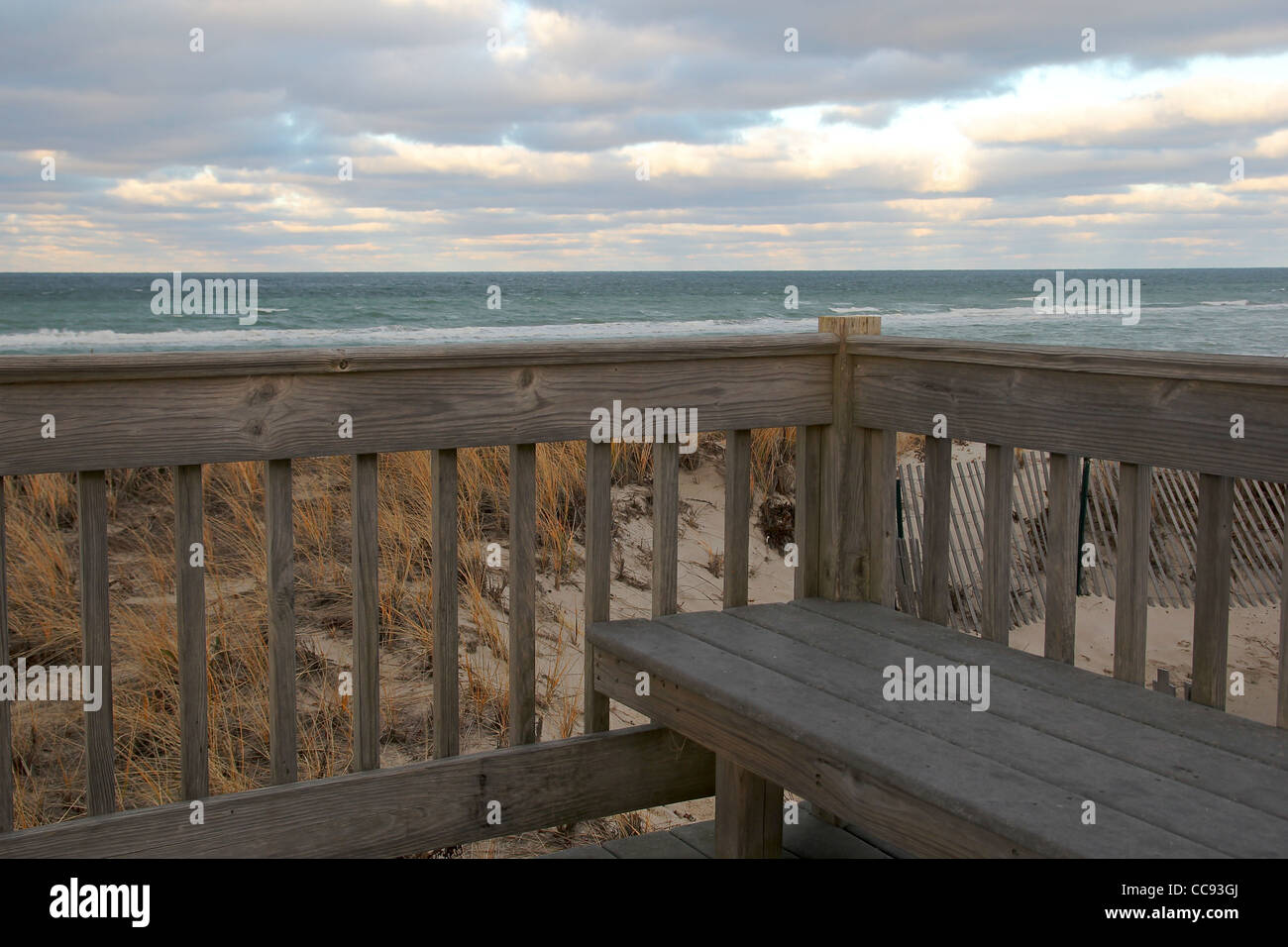 Eine Bank und Terrasse mit Blick auf Sandstrand Hals im winter Stockfoto