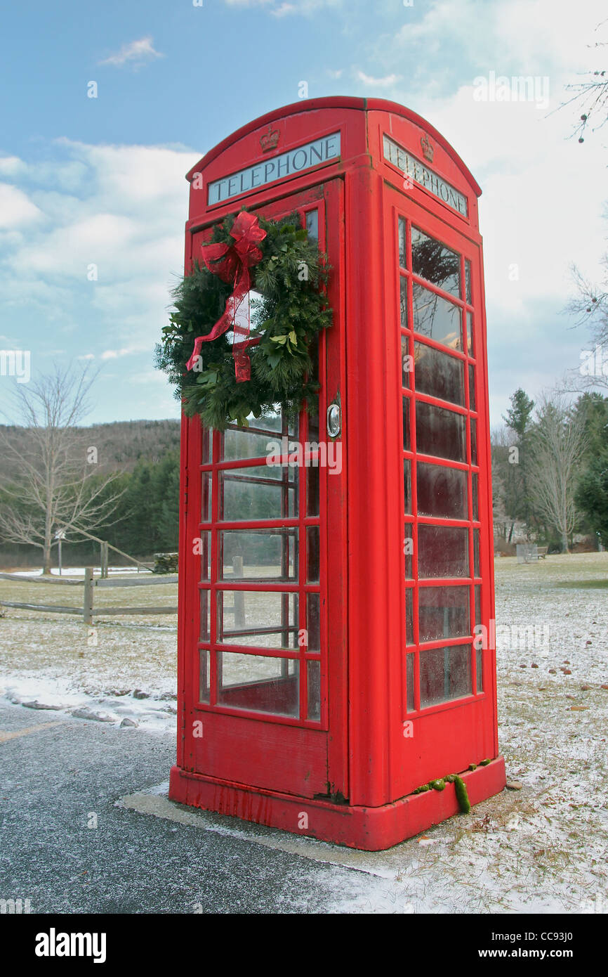 Eine altmodische britische Telefonzelle mit einem Adventskranz dekoriert Stockfoto