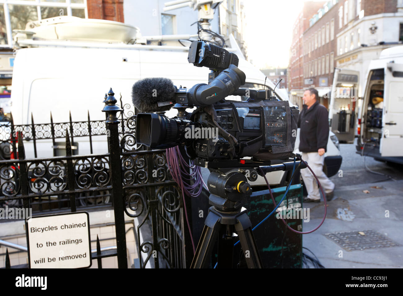 Panasonic HD-Fernsehen Kamera auf Stativ eingerichtet, für die eine äußere Ausstrahlung auf den Straßen von London England UK Stockfoto