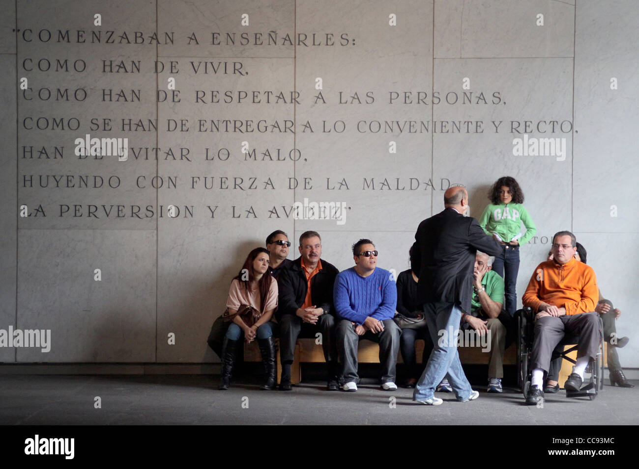 Die Leute hören die Ereignisse der mexikanischen Geschichte mit Hintergrund die Nahua-Philosophie im Museo de Antropología. DF Maxico. Mexiko Stockfoto
