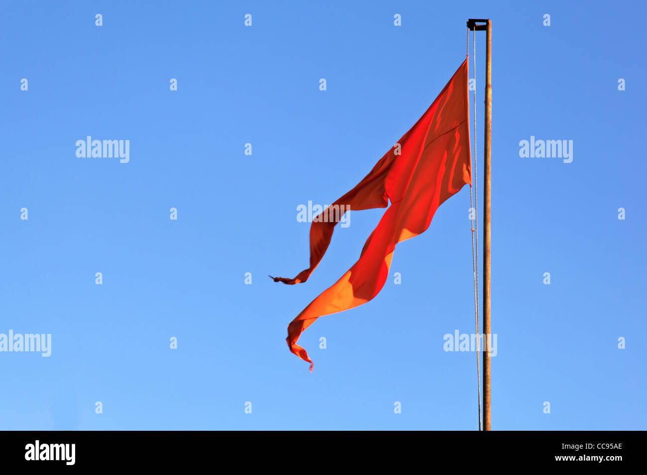 Hindu-Tempel ikonischen Safran Flagge wiegen sich im Wind bei Hanuman Hindu Tempel Mahabhaleshwar India klaren blauen Himmel Stockfoto