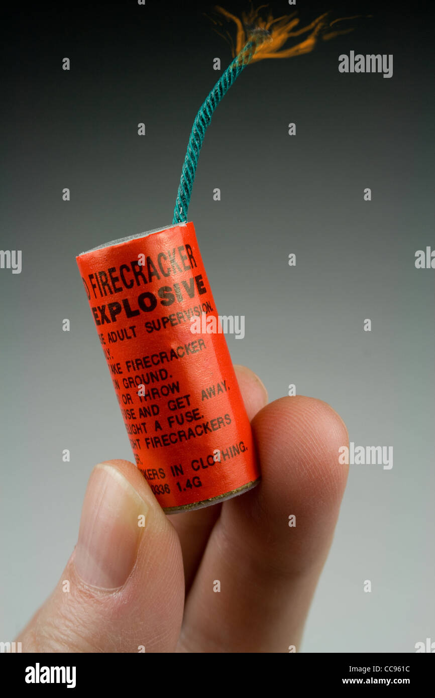 Großes Feuerwerk in Hand - brennen Sicherung Stockfoto
