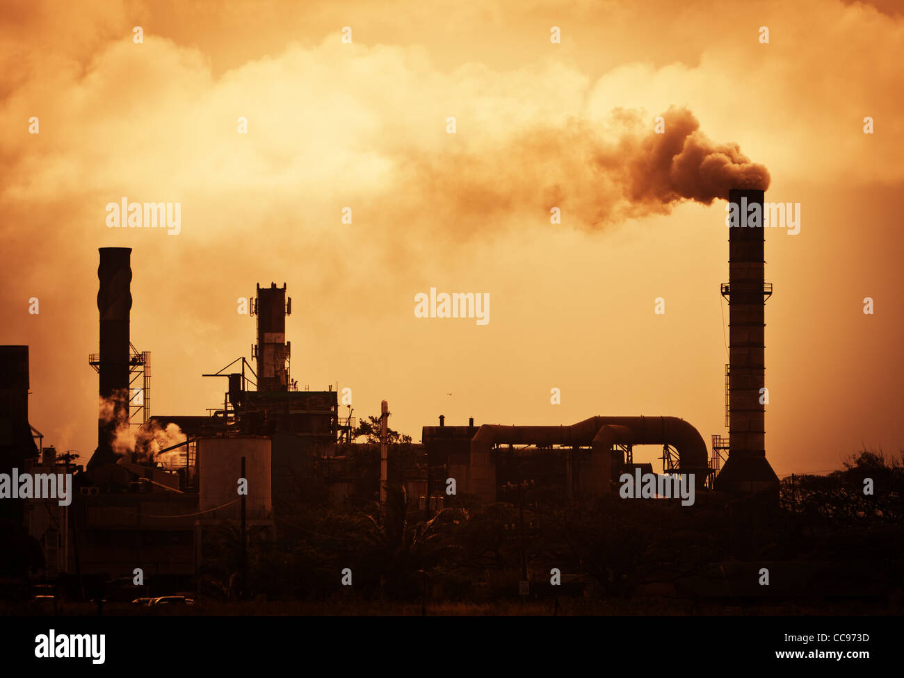 Globale Erwärmung Rauch steigt aus der Fabrik Stockfoto